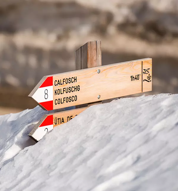 Verschneite Wegweißer aus Holz in Alta Badia>