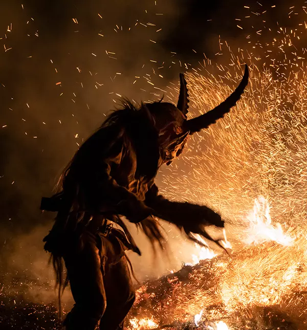 traditioneller südtiroler Krampus am Lagerfeuer>